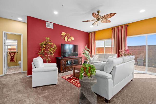 2504 Vista Del Mar Lane, Imperial CA: https://media.crmls.org/mediaz/e22e7fdc-6270-4303-b34e-b8297de2caf4.jpg