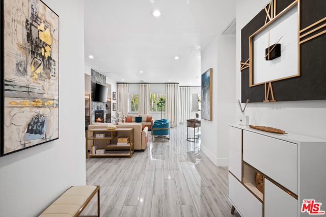 1083 E Circulo San Sorrento Road, Palm Springs CA: https://media.crmls.org/mediaz/e22fc98d-4e44-4537-86ca-5d0b2e93a37a.jpg