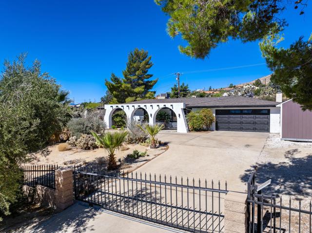 7616 Fairway Drive, Yucca Valley CA: https://media.crmls.org/mediaz/e230b80a-a735-47e0-81a4-274ecdd20db5.jpg