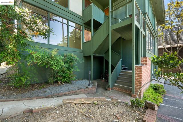 1730 Highland Pl, Berkeley CA: https://media.crmls.org/mediaz/e230ff5a-056e-4153-bd1c-bb422817b132.jpg