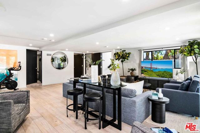 27120 Sea Vista Drive, Malibu CA: https://media.crmls.org/mediaz/e2314370-a52d-4fdb-bb0b-48f72e91b682.jpg
