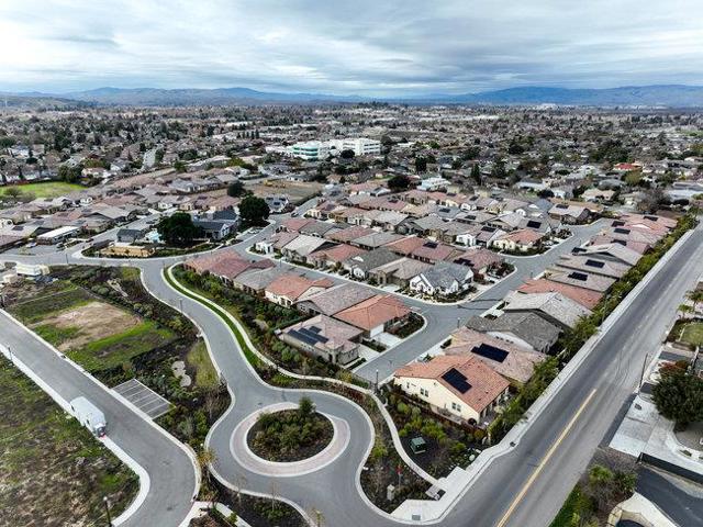 2008 White Oak Drive, Hollister CA: https://media.crmls.org/mediaz/e231634b-a2c4-4da8-9e3d-02d75b56a95c.jpg