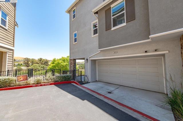 7018 Stags Leap Ln, Dublin CA: https://media.crmls.org/mediaz/e2329124-6b23-42ff-8f9d-31835151e783.jpg