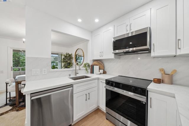 4033 Terra Granada Dr, Walnut Creek CA: https://media.crmls.org/mediaz/e232e247-ae2b-4397-9b58-47aa34c1ecb3.jpg