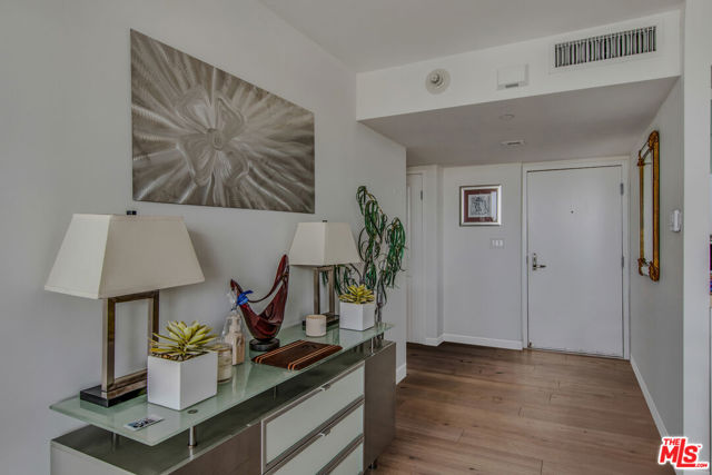 201 Ocean Avenue, Santa Monica, California 90402, 2 Bedrooms Bedrooms, ,1 BathroomBathrooms,Stock Cooperative,For Sale,Ocean,24354199