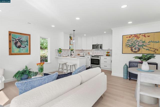 2933 Ptarmigan Dr, Walnut Creek CA: https://media.crmls.org/mediaz/e233d907-700a-47be-913f-adbea332797c.jpg