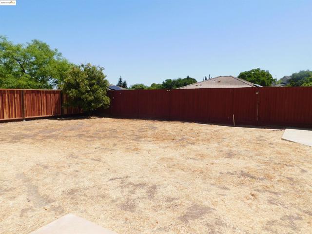 3915 Hummingbird Dr, Antioch CA: https://media.crmls.org/mediaz/e235b5d2-769a-4bea-a2d4-af83e14a5613.jpg