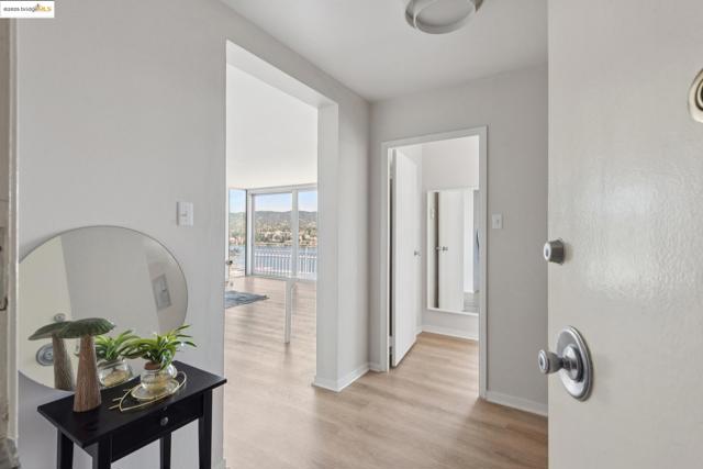 1555 Lakeside Dr, Oakland CA: https://media.crmls.org/mediaz/e23652e8-bb69-4dd7-bc3b-fd5411b123e9.jpg