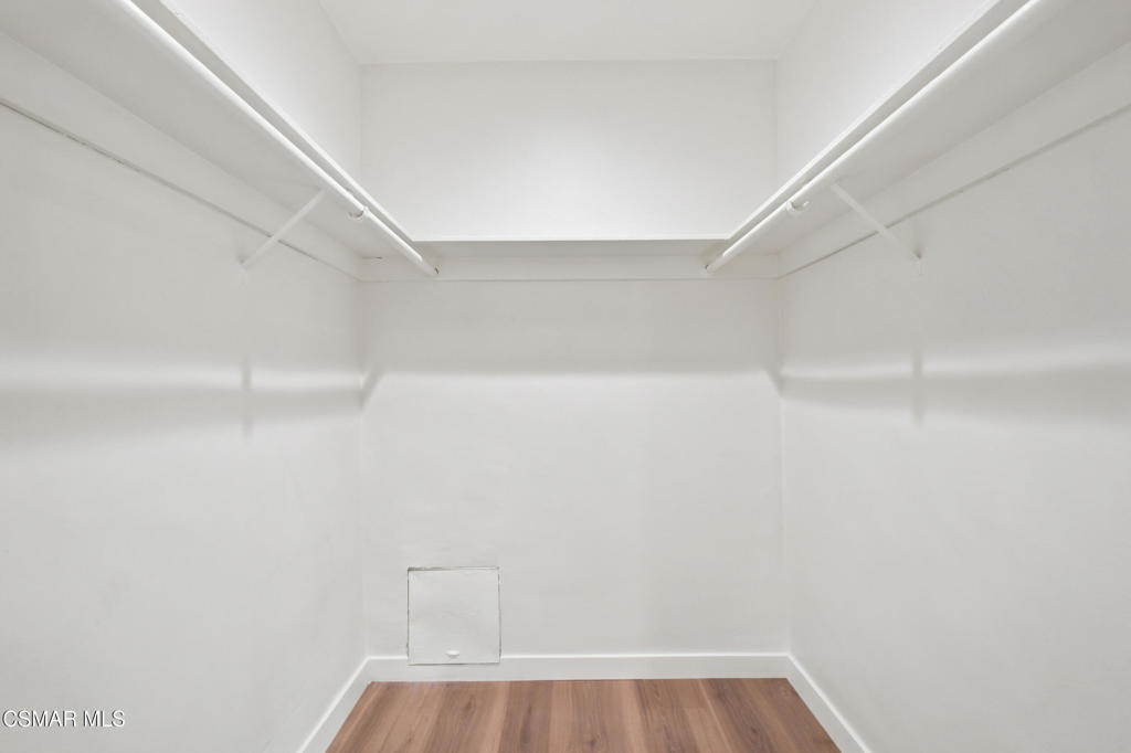 https://media.crmls.org/mediaz/e2367888-4d5d-47a1-80b8-d8d07f117449.jpg?preset=X-Large