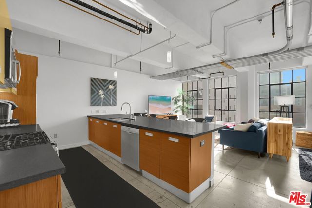 746 S Los Angeles Street, Los Angeles CA: https://media.crmls.org/mediaz/e238213d-dedf-41c1-8747-028570d470e1.jpg