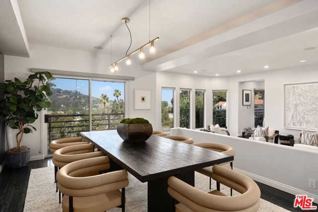 3275 N Knoll Drive, Los Angeles CA: https://media.crmls.org/mediaz/e2390389-c890-4b43-8a74-2f2ef317aca4.jpg