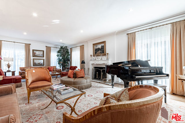 165 N Las Palmas Avenue, Los Angeles CA: https://media.crmls.org/mediaz/e239f639-9e21-475a-b101-6ab8d03064b9.jpg