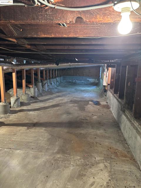 35 Randwick Ave, Oakland CA: https://media.crmls.org/mediaz/e23a1b26-2d40-4ce2-a699-02c3e4bf0535.jpg