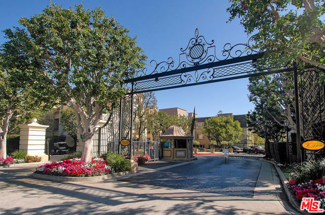 10116 Empyrean Way, Los Angeles CA: https://media.crmls.org/mediaz/e23a642a-5c49-4ed9-a32e-7d5ee1c8a82f.jpg