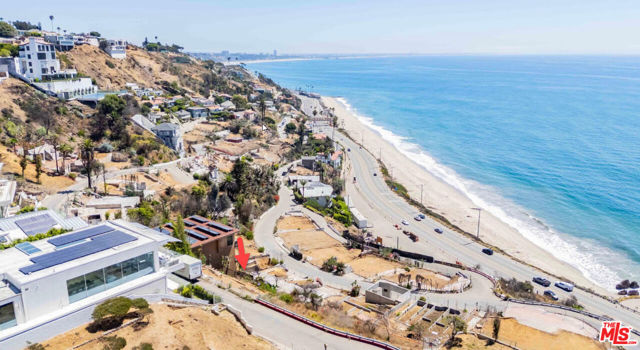 17884 Castellammare Drive, Pacific Palisades CA: https://media.crmls.org/mediaz/e23abeeb-f6dd-49ea-a7bb-26b5814023cc.jpg