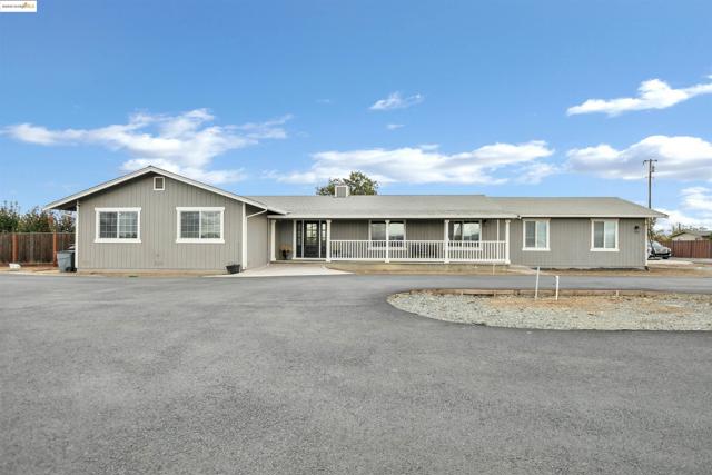 4828 Sellers Ave, Brentwood CA: https://media.crmls.org/mediaz/e23ace8d-8309-494a-b7ac-d4875a1db667.jpg