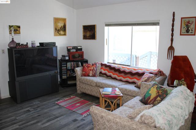 3210 Stone Rd, Bethel Island CA: https://media.crmls.org/mediaz/e23c9108-c5e4-4d48-acaa-f3a85482ff8a.jpg