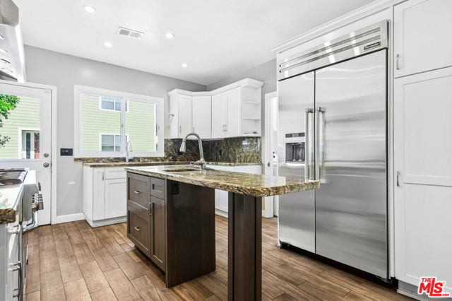 921 W 30th Street, Los Angeles CA: https://media.crmls.org/mediaz/e23d36e7-3531-4064-afbd-b8580f1af004.jpg