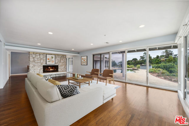 15901 High Knoll Road, Encino CA: https://media.crmls.org/mediaz/e23d99b7-fd33-4b65-81a5-6433d6469619.jpg