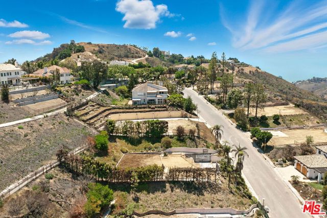 16763 Monte Hermoso Drive, Pacific Palisades CA: https://media.crmls.org/mediaz/e23e9a55-2f68-4551-884a-ff51839e8a61.jpg