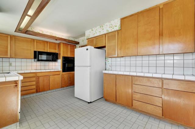 1006 W Knickerbocker Drive, Sunnyvale CA: https://media.crmls.org/mediaz/e23e9e13-25c7-4851-8343-5153c1280374.jpg