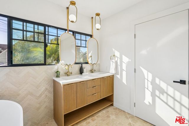 2353 Lucerne Avenue, Los Angeles CA: https://media.crmls.org/mediaz/e23f1a87-d8b8-4035-b31e-6df792739a54.jpg