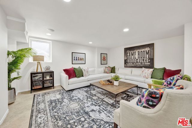7019 E Seaside Walk, Long Beach CA: https://media.crmls.org/mediaz/e23f2adc-a1e3-4010-9e5b-6cf9265b5933.jpg