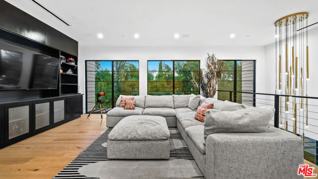 18762 Wells Drive, Tarzana CA: https://media.crmls.org/mediaz/e24040ca-132d-4daa-968e-0a9ffc33b3d3.jpg
