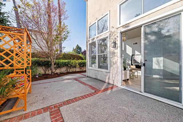 121 Jervis Bay, Alameda CA: https://media.crmls.org/mediaz/e240e49d-47bb-4326-8b50-c6354e6a19c5.jpg