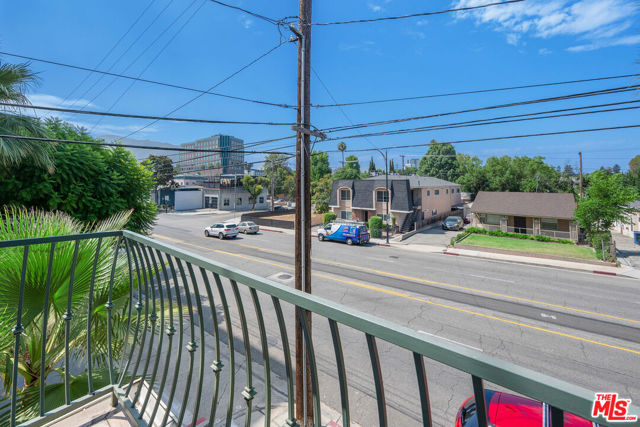 216 N Buena Vista Street, Burbank CA: https://media.crmls.org/mediaz/e241d7f0-ebb4-4c5c-b277-c563d6ed5ce5.jpg