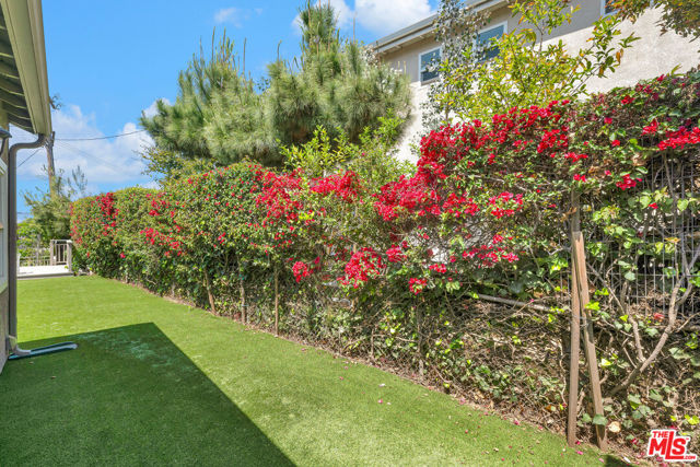 3733 Willowcrest Avenue, Studio City CA: https://media.crmls.org/mediaz/e2420b4a-9b84-4e4d-80d1-54fa2240777d.jpg