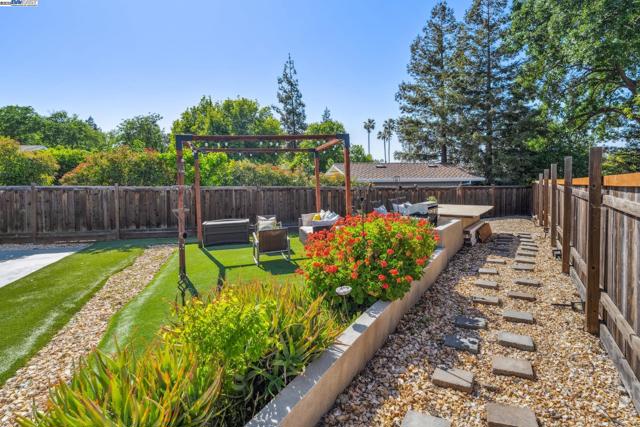 316 3Rd Ave S, Pleasant Hill CA: https://media.crmls.org/mediaz/e2421503-c40c-4a63-8ff5-e94824f64e2c.jpg