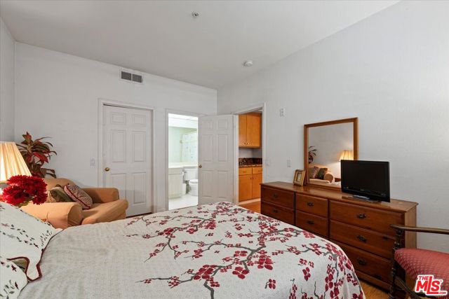 1342 N Sierra Bonita Avenue, West Hollywood CA: https://media.crmls.org/mediaz/e24240c7-0a7f-45e9-ae8d-71bb6bcaada3.jpg