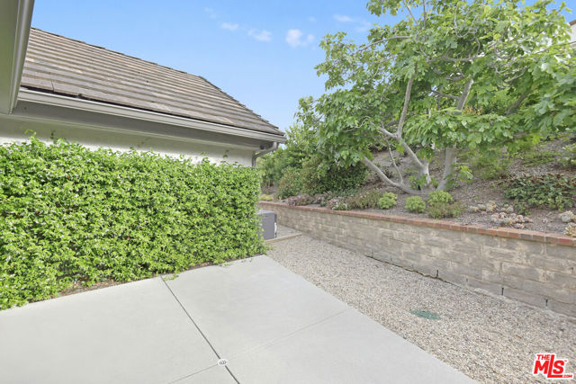 24728 Vantage Point Terrace, Malibu CA: https://media.crmls.org/mediaz/e242baef-0325-4275-950e-7848dd2c001e.jpg