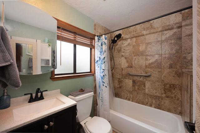 533 Alto Avenue, Half Moon Bay CA: https://media.crmls.org/mediaz/e242cbe6-e0bf-43ad-9ee4-04adaa160c5a.jpg