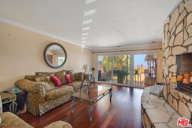 4272 Don Carlos Drive, Los Angeles CA: https://media.crmls.org/mediaz/e242e932-ff28-4fba-9058-791bbc05ec9a.jpg