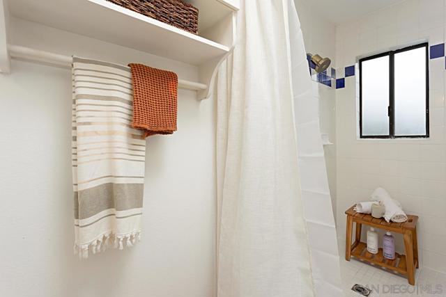 2383 Altisma Way, Carlsbad CA: https://media.crmls.org/mediaz/e242f8b6-8ee2-4fb0-af9b-d0b359c55afd.jpg