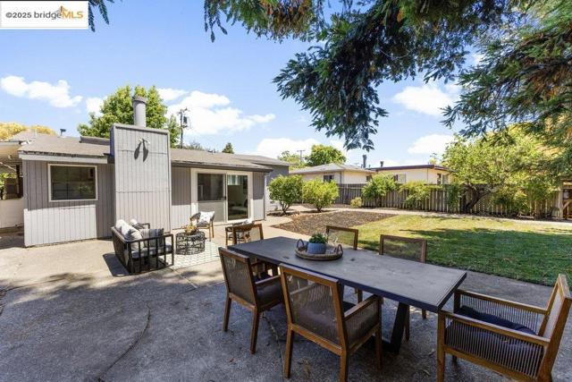 615 Manuel Dr, Novato CA: https://media.crmls.org/mediaz/e243ad54-c7f8-4834-8790-dc7c391d3228.jpg