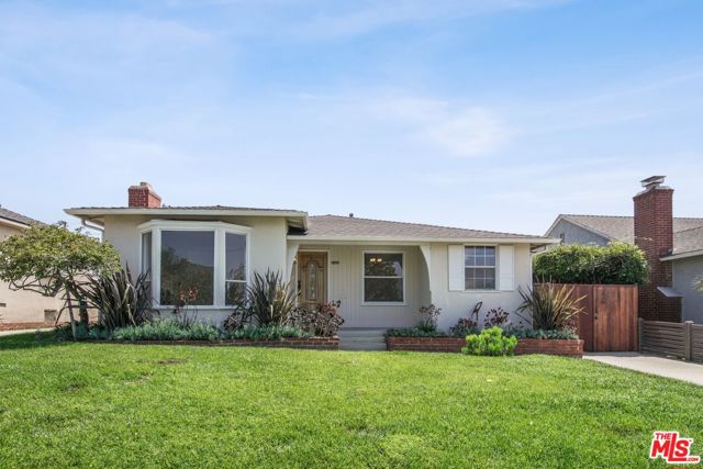 8150 Kenyon Avenue, Los Angeles CA: https://media.crmls.org/mediaz/e243cd48-1f19-4571-b9bd-4b8f1ac35959.jpg