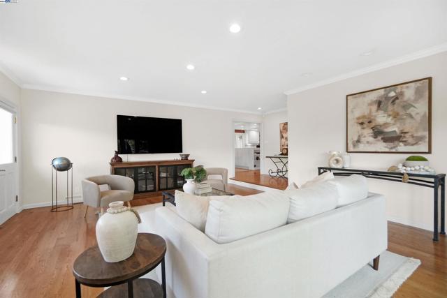 8700 Oak Tree Ln, Castro Valley CA: https://media.crmls.org/mediaz/e2445035-f06f-4d47-8c5a-86ae08a1285c.jpg