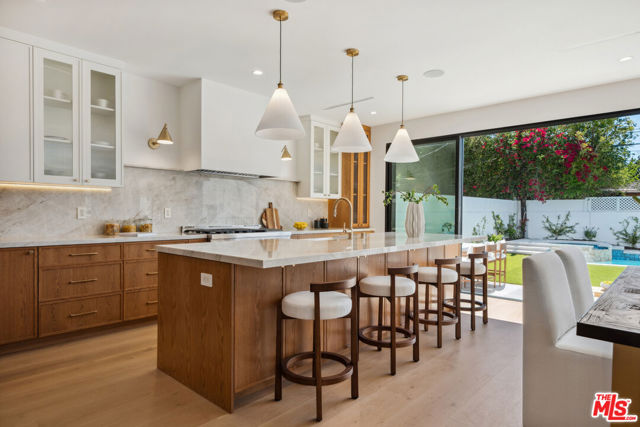 4949 Sancola Avenue, Toluca Lake CA: https://media.crmls.org/mediaz/e244c697-a189-40e1-b8eb-ee4f07e16fb9.jpg