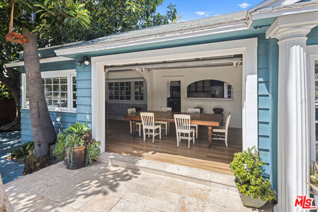 837 Venice Boulevard, Venice CA: https://media.crmls.org/mediaz/e246274d-af62-4ef9-a59f-38f3d7b61a39.jpg