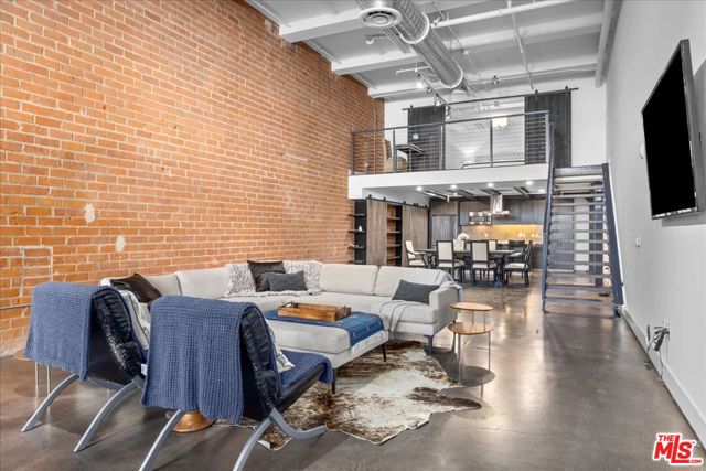 120 S Hewitt Street, Los Angeles CA: https://media.crmls.org/mediaz/e2468a34-3ad4-4f8c-bf99-14106658f686.jpg