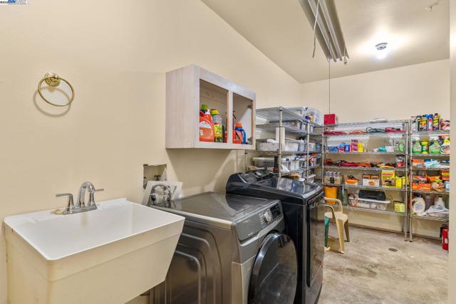 59480 Mines Rd, Livermore CA: https://media.crmls.org/mediaz/e2478118-4cae-45e5-8ba8-f63e2618daeb.jpg