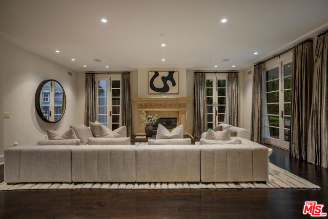 706 N Crescent Drive, Beverly Hills CA: https://media.crmls.org/mediaz/e247d6c9-c59e-4267-998f-d3e5075c4ea3.jpg
