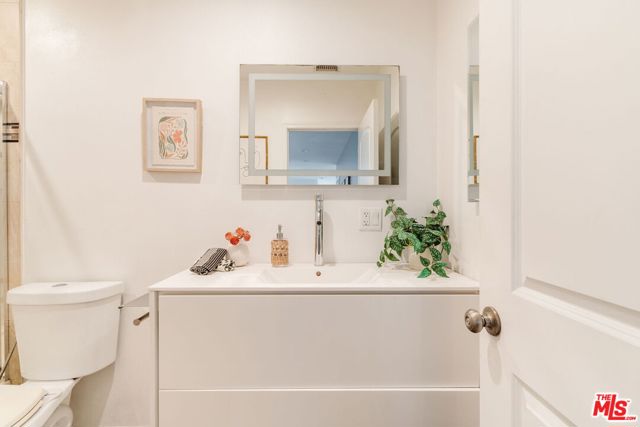 4427 Alumni Avenue, Los Angeles CA: https://media.crmls.org/mediaz/e2485b18-5dc7-472b-82db-99b55d269231.jpg