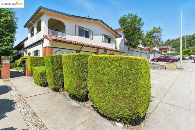 4336 Rilea Way, Oakland CA: https://media.crmls.org/mediaz/e2486dc9-7cd8-4f7c-9750-c46f48f9c0e7.jpg