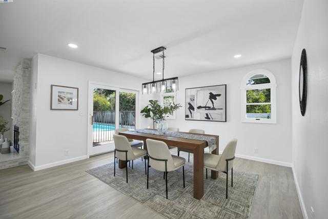 1662 Dorchester Pl, Concord CA: https://media.crmls.org/mediaz/e24927bf-30cf-488f-a3bd-dce7d30e074d.jpg