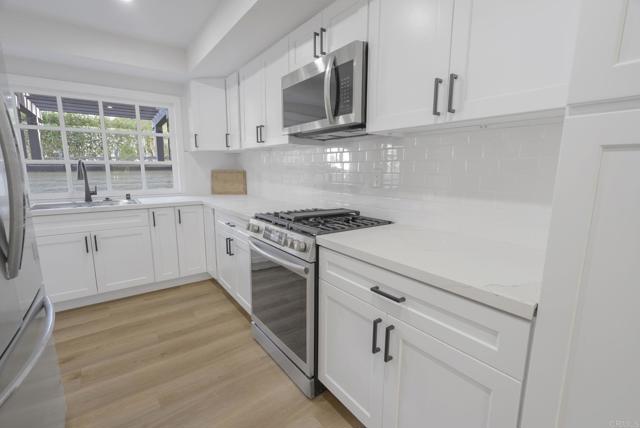 Cookin' with GAS Stovetop!  Room 4 all the Chefs! Charming window panes look onto spacious patio!