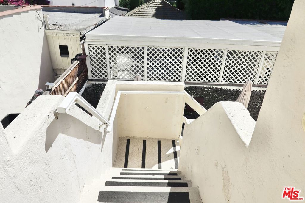 https://media.crmls.org/mediaz/e24988f3-07af-423f-b343-07555125529d.jpg?preset=X-Large